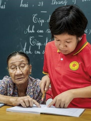 Cô giáo bán vé số ở tuổi xế chiều vẫn miệt mài 'gieo' chữ