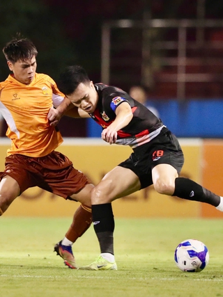 Hoàng Đức cực hay, Ninh Bình FC thắng HAGL 4-3 trong cuộc đua tỷ số điên rồ với 2 thẻ đỏ