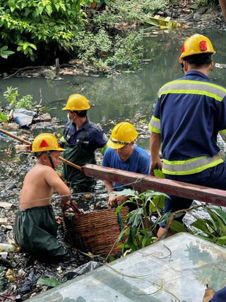 Phía sau dòng nước bẩn
