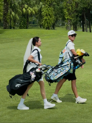 Cô dâu, chú rể đánh golf ngay trong đám cưới, 900 khách phải trầm trồ
