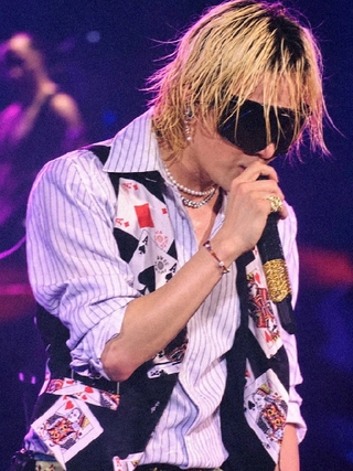 G-Dragon đập vỡ đàn, duy tình yêu BigBang là luôn nguyên vẹn