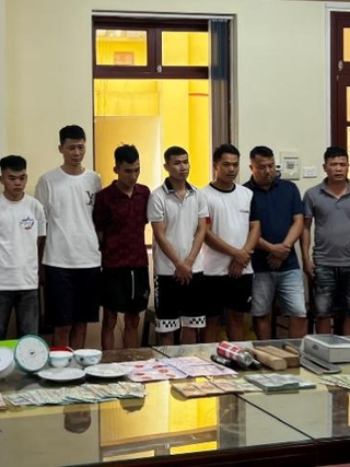 Triệt phá sòng bạc trong rừng, thu hơn 300 triệu đồng và phát hiện súng, đạn