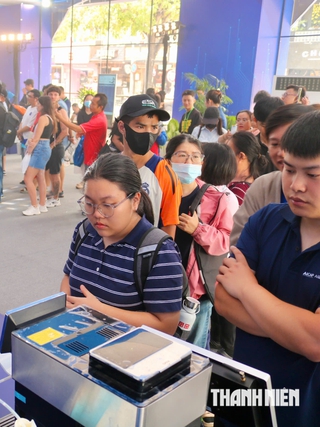 Rủ nhau ra phố đi bộ uống cà phê miễn phí do robot pha chế
