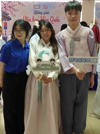 Sinh viên thích thú như được… đi du lịch nhiều nước ngay tại trường