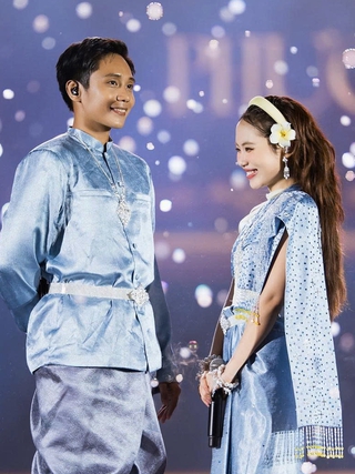 Phương Mỹ Chi làm 'đám cưới' trên sân khấu