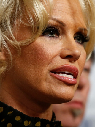 'Bom sex' Pamela Anderson từng 'phá sản' vì chi phí điều trị bệnh hiểm nghèo