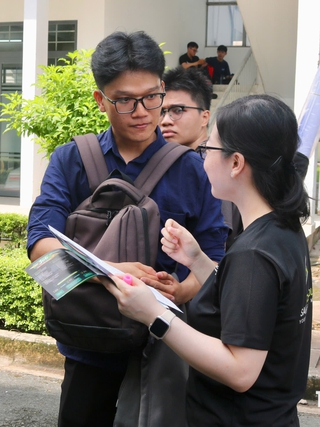 Nhiều vị trí việc làm với mức lương hàng chục triệu đồng đang chờ sinh viên