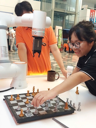 Thích thú xem robot hít đất, đánh cờ và vẽ tranh