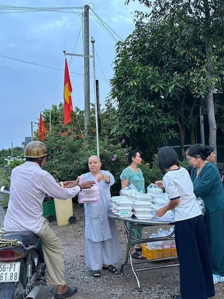 Hơn 700 hộp bún bì chay gửi người khó khăn