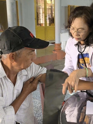 Thầy thuốc về với bà con Tân Phú Trung