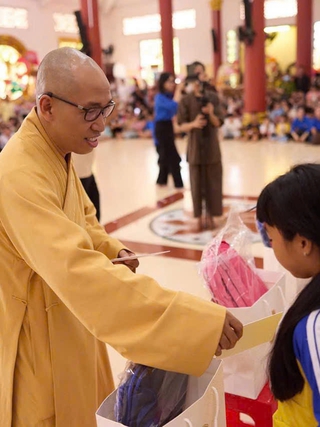 Thượng tọa gieo thiện duyên, vun đắp tình người