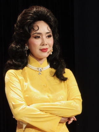 Lê Phương viếng mộ NSƯT Thanh Nga trước khi diễn 'Giáng Hương'