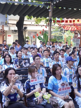 Dậy từ 3 giờ sáng để cổ vũ thần tượng Messi đá trận chia tay
