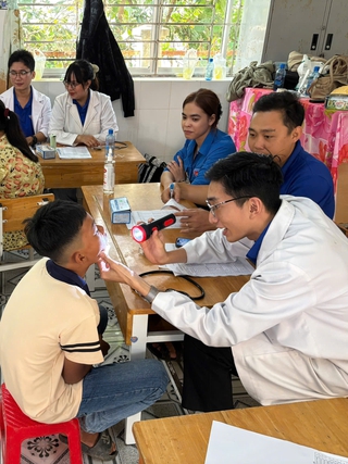 Hành trình thiện nguyện của những thầy thuốc trẻ