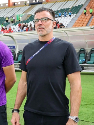 Thái Lan muốn gọi lại 'Vua cùi chỏ' Theerathon Bunmathan để chuẩn bị cho Asian Cup 2027