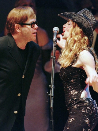 Vừa xóa bỏ hiềm khích, Madonna và Elton John lại tiếp tục gây mâu thuẫn