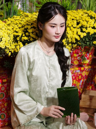 Hoa hậu Ý Nhi về Việt Nam đón tết