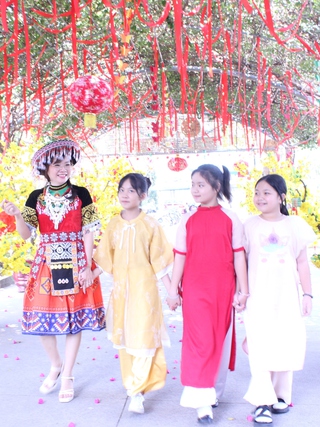 Cô hiệu trưởng ở TP.HCM mặc trang phục Mông, vui tết cùng học trò