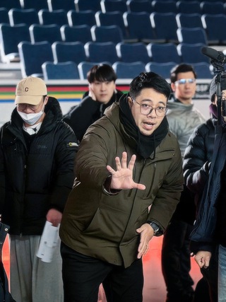 Đạo diễn Đinh Tuấn Vũ hé lộ hậu trường phim về xạ thủ Hoàng Xuân Vinh