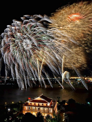 Tận hưởng đêm giao thừa với những tràng pháo hoa tết đẹp lộng lẫy