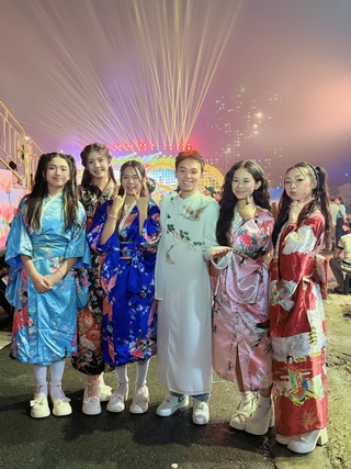 Hồ Văn Cường, nhóm VStar thăng hoa trong show 'Trên bến dưới thuyền' Tết Bính Ngọ