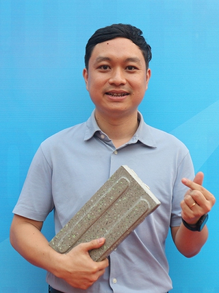 Trở thành phó giáo sư năm 34 tuổi