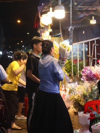 Valentine đặc biệt: 'Tặng em hoa cúc, vạn thọ' thay vì những bó hồng đỏ rực
