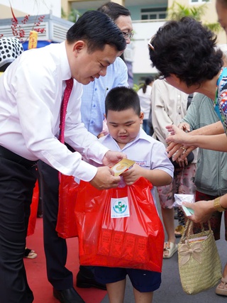 Tết ấm áp ở phương Nam: Món quà nhỏ, nghĩa tình to