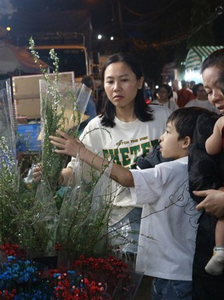 Loại hoa nào giá 200.000 - 250.000 đồng, bán chạy nhất chợ Hồ Thị Kỷ tết này?