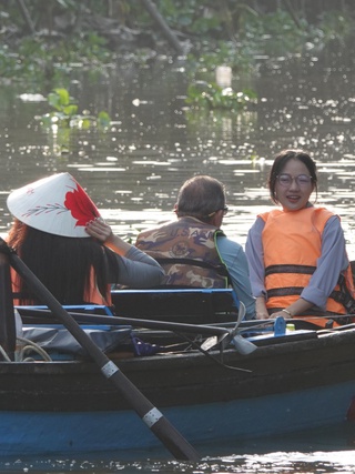 Hướng dẫn viên trẻ đắt sô du lịch làng nghề miền Tây mùa tết