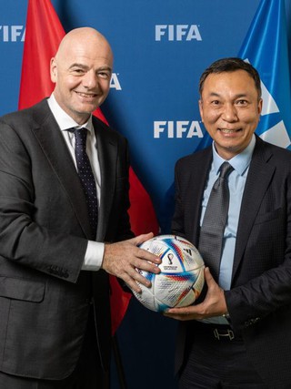 Chủ tịch và Tổng thư ký FIFA gửi quà đặc biệt đến Chủ tịch VFF Trần Quốc Tuấn: Chúc tết tài lộc…