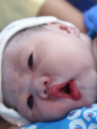 Xúc động khoảnh khắc những 'em bé Bính Ngọ' chào đời đúng giao thừa