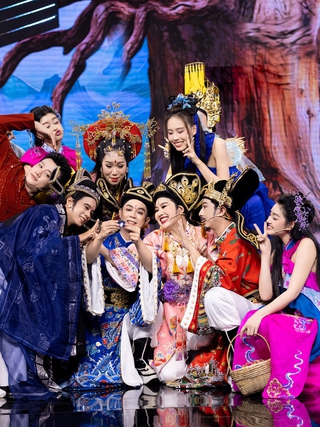 Lũ lụt ở miền Trung, vấn nạn hàng giả... xuất hiện trong 'Táo xuân'