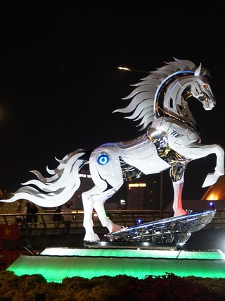 Linh vật Kim Mã hút khách, trở thành điểm 'check in' cận Tết tại Đà Nẵng