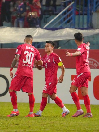 HLV Polking tuyệt đối tin tưởng CLB CAHN đủ bản lĩnh vượt ải khó, khen Quang Hải như 'Messi Thái'