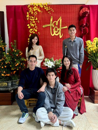 Hiểu Minh đăng ảnh chống nạng đón tết cùng gia đình, Đình Bắc và Minh Phúc nói lời cảm động