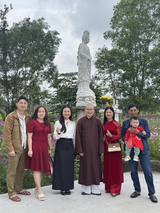 Mùng 1 rộn ràng: Người dân Phú Ninh đi chùa cầu bình an đầu xuân