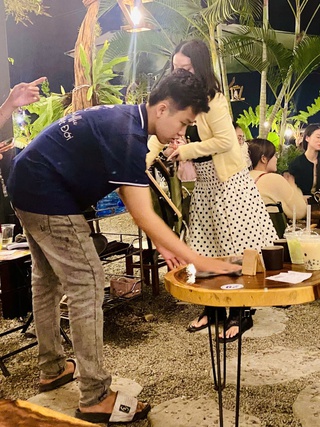 Ngày tết, vì sao nhiều người trẻ vẫn đi làm?