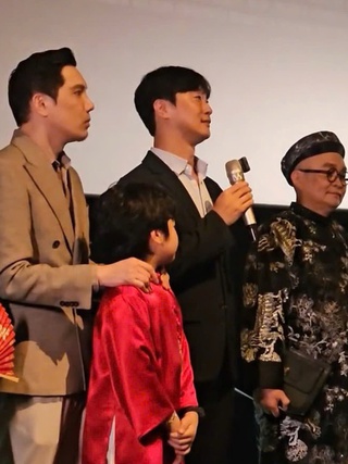 Giám đốc Lotte Entertainment Vietnam quỳ gối mong khán ủng hộ 'Mùi phở'