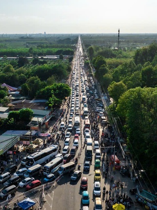 Xe cộ hành hương kín đường đến núi Bà Đen