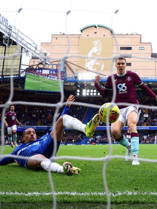 Bảng xếp hạng Ngoại hạng Anh mới nhất: Man City bám cực sát Arsenal, Chelsea vượt mặt M.U nhưng…