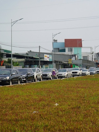 Dòng xe từ miền Tây đổ về TP.HCM sau tết, nhiều tuyến đường 'nghẹt thở'