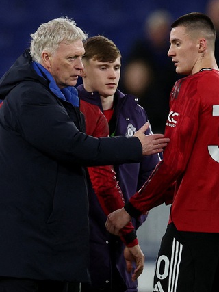 HLV Everton cay đắng thừa nhận M.U thắng may mắn, HLV Carrick ca ngợi hết lời 2 nhân vật đặc biệt