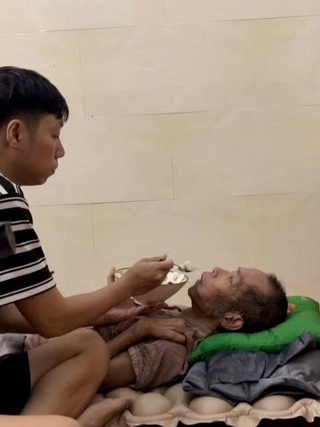 Lan tỏa trên mạng xã hội: Nghỉ việc để chăm cha bị tai biến