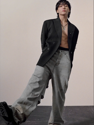 Nam ca sĩ bị 'ném đá' vì livestream uống rượu, văng tục