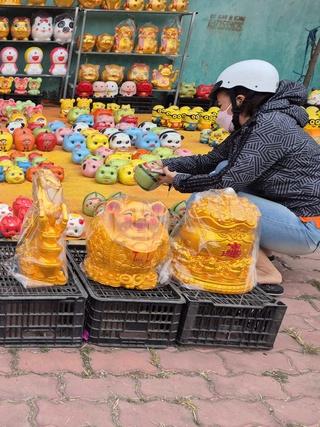 Ngày vía Thần tài: Heo đất 'phủ sóng' khắp nơi, người trẻ mua để 'đựng' ước mơ