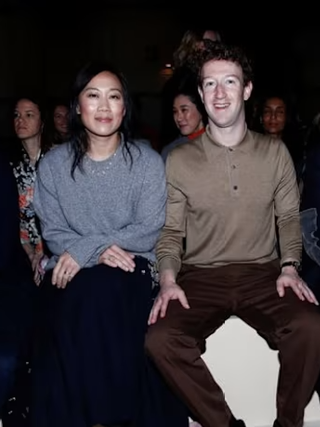 Vợ chồng tỉ phú Mark Zuckerberg xuất hiện tại show Prada, điều gì phía sau?