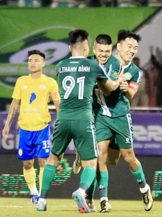 Công Phượng không được đăng ký, Trường Tươi Bình Phước vẫn thắng tưng bừng: Vô địch lượt đi