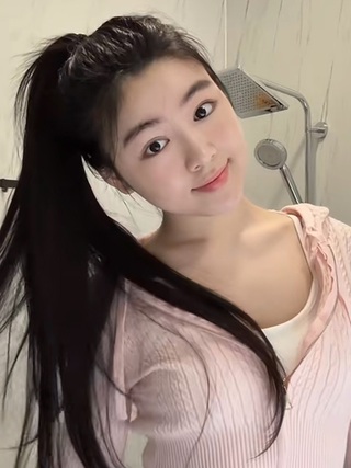 Con gái Quyền Linh chia sẻ cuộc sống đời thường, hút hàng triệu lượt xem