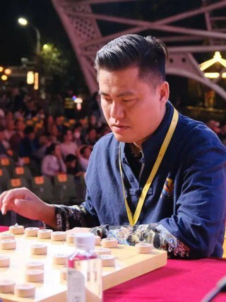 Kỳ thủ chủ nhà Trung Quốc bật khóc khi bị Lại Lý Huynh đánh bại, không thể vào chung kết